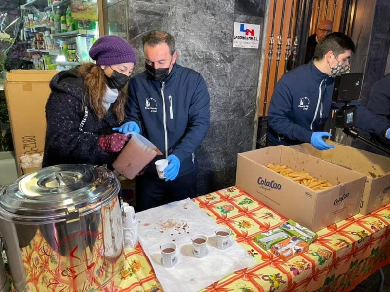 Los guijuelenses disfrutan de la gran chocolatada de Navidad